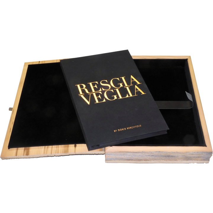 books_bronze-720